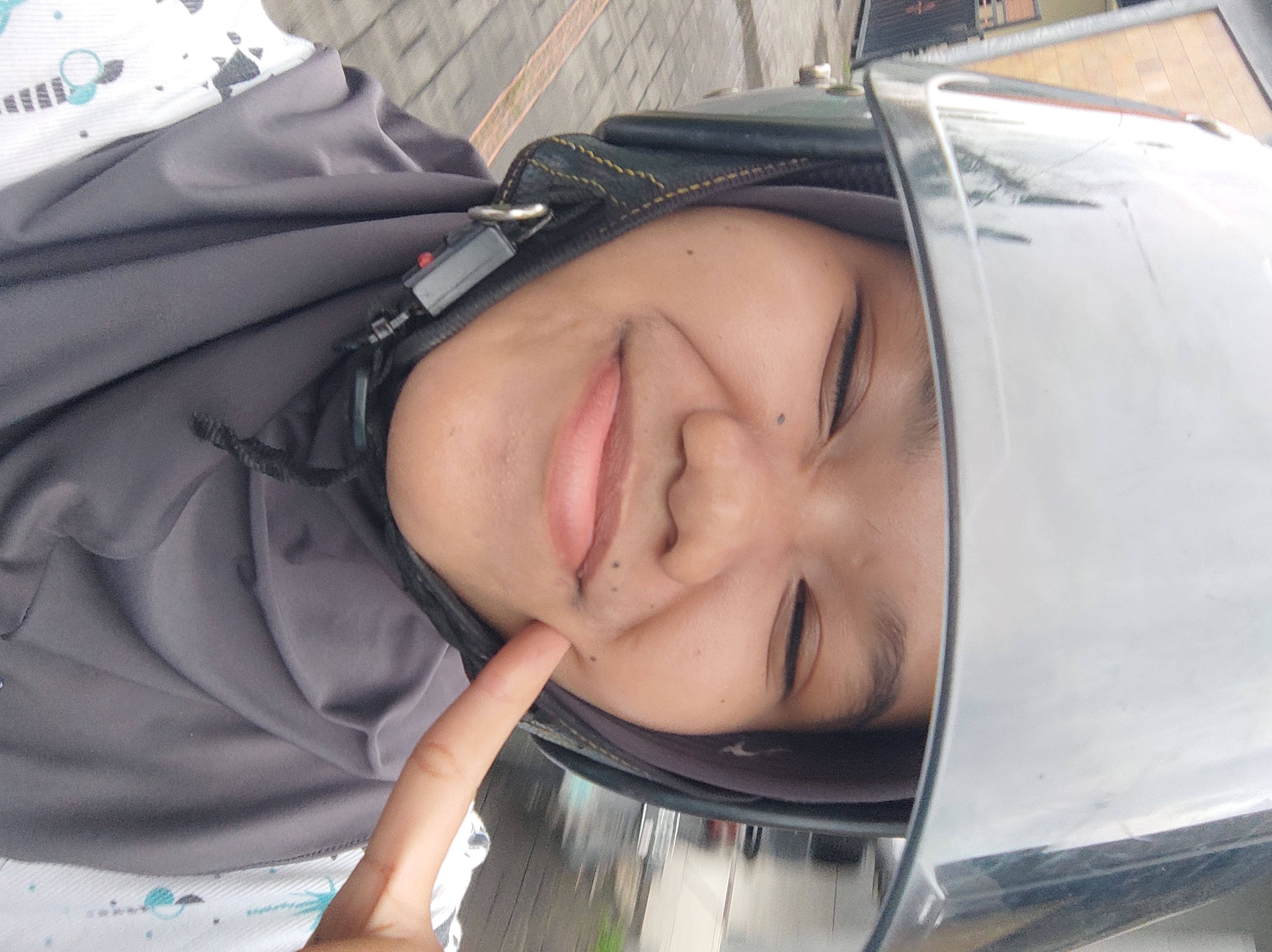 Nabila dengan ekspresi ceria mengenakan helm