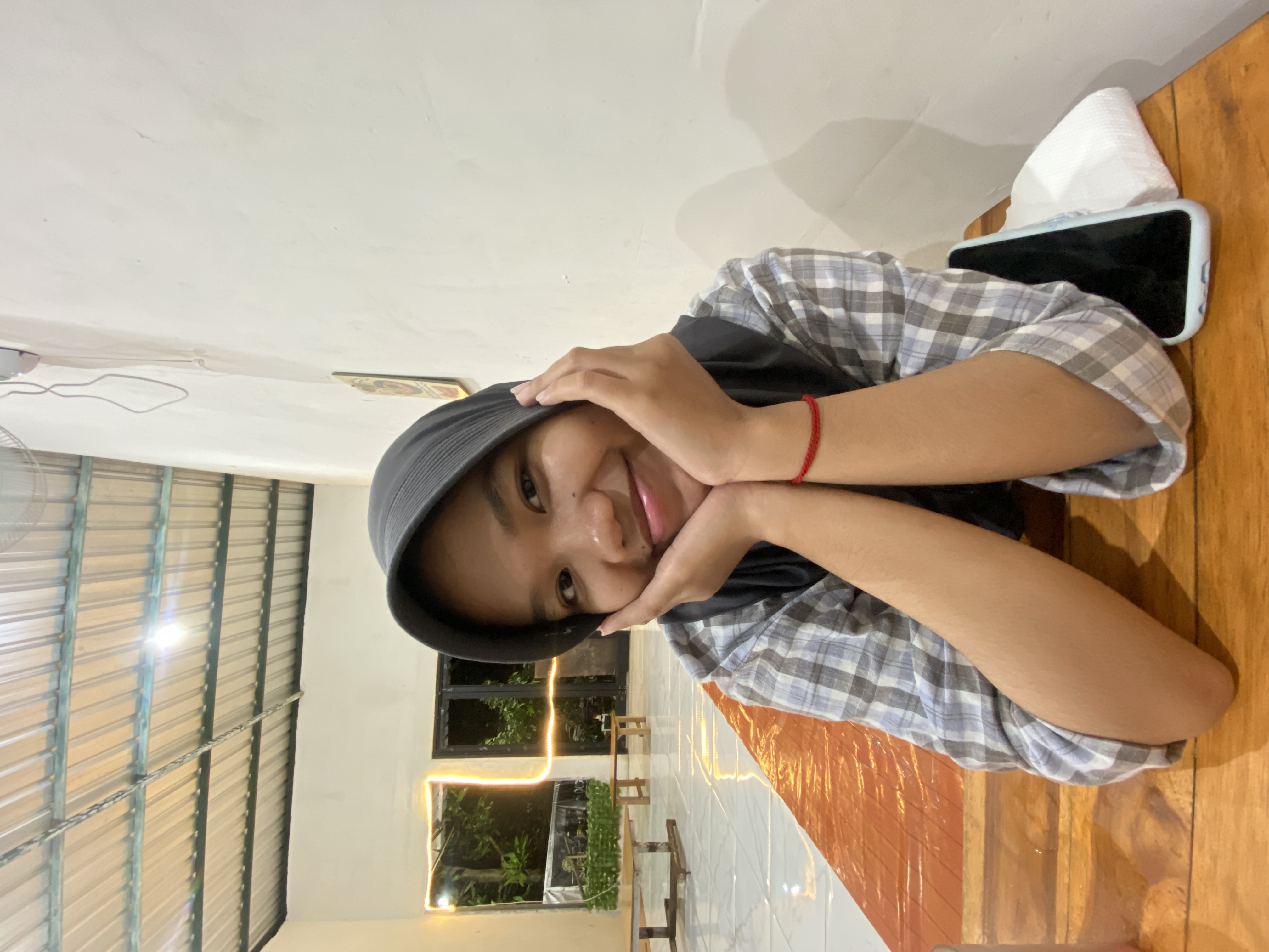 Nabila tersenyum dengan kedua tangan di pipi