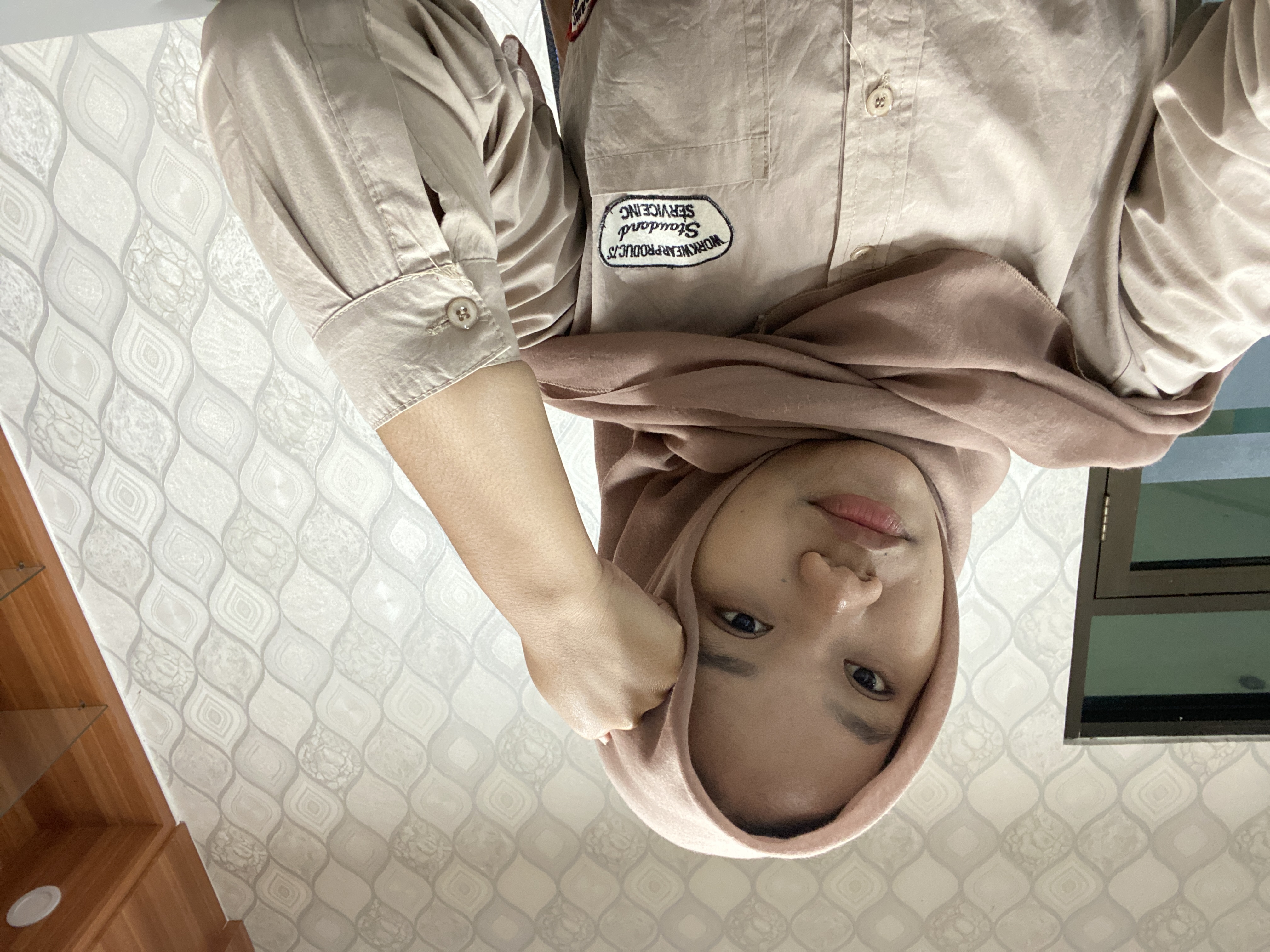 Nabila mengenakan seragam warna krem