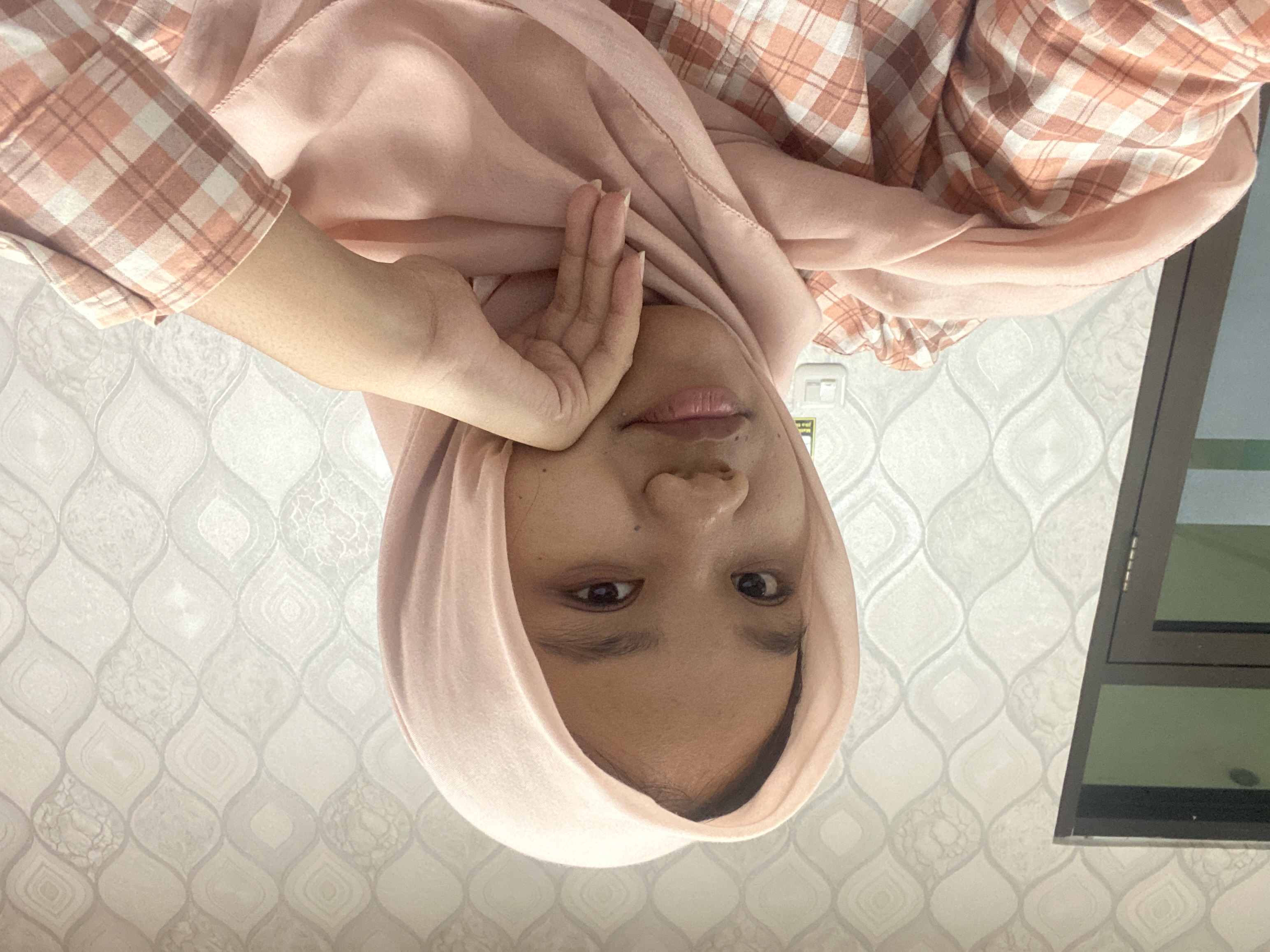 Nabila dengan hijab warna peach